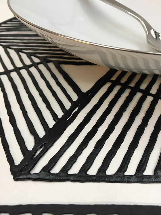 Chilewich Pinwheel Black placemat, detail van het geweven streeppatroon in zwart