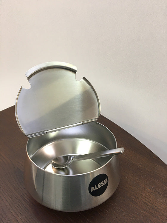 Detail van geopende Alessi suikerpot met lepeltje erin