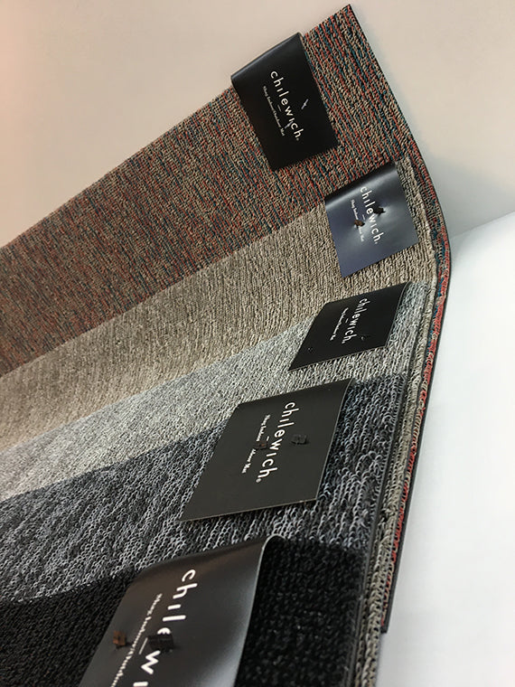 Chilewich deurmat Utility Heathered Fog naast andere kleurvarianten