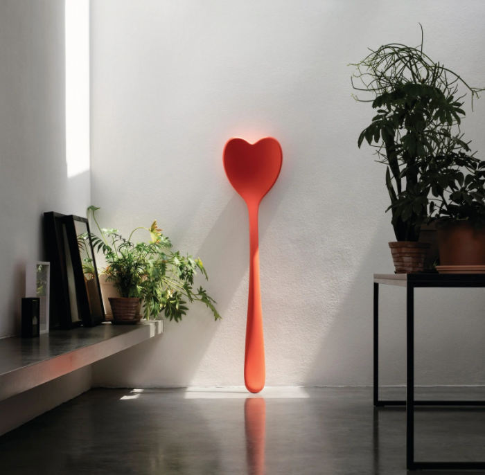 Alessi Big Love Spoon XXL, rode grote ijslepel in hartvorm, ontworpen door Miriam Mirri