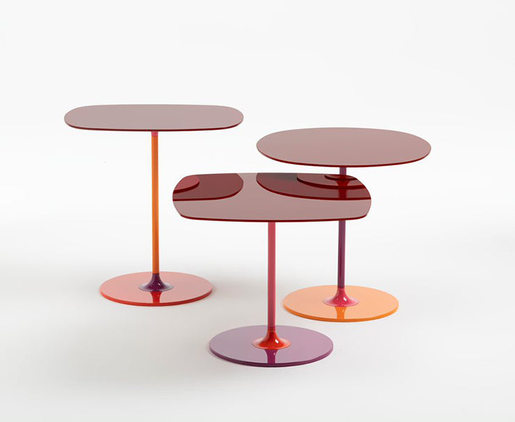 Drie Kartell Thierry bijzettafels naast elkaar, ontwerp Piero Lissoni