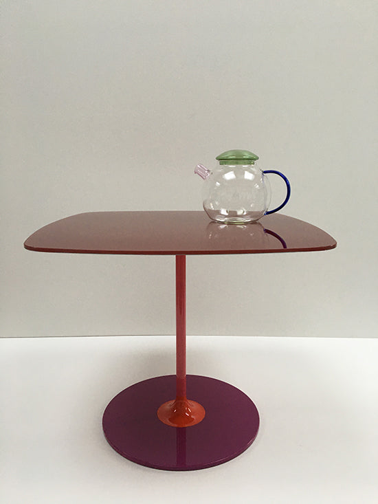 Kartell Thierry bijzettafel in Bordeaux met glazen theepot erop