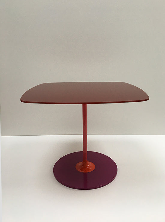 Kartell Thierry bijzettafel in Bordeaux, vooraanzicht met glazen blad