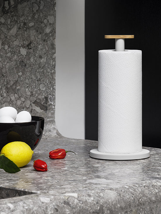 Alessi Mattina keukenrolhouder in warmgrijs, met keukenrol op het aanrecht