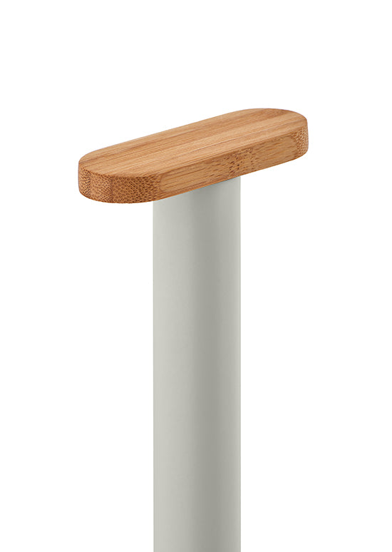 Alessi Mattina keukenrolhouder, detail van de bamboehouten sluitdop