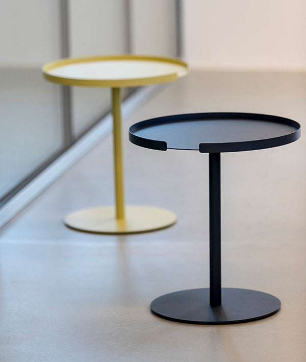 Alessi Big Hug bijzettafel in geel en zwart metaal naast elkaar