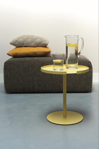 Alessi Big Hug bijzettafel in geel metaal, met karaf en glas erop