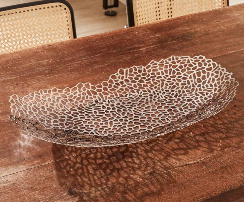 Opus fruitschaal van Alessi, ovaal met mooie open structuur, op tafel