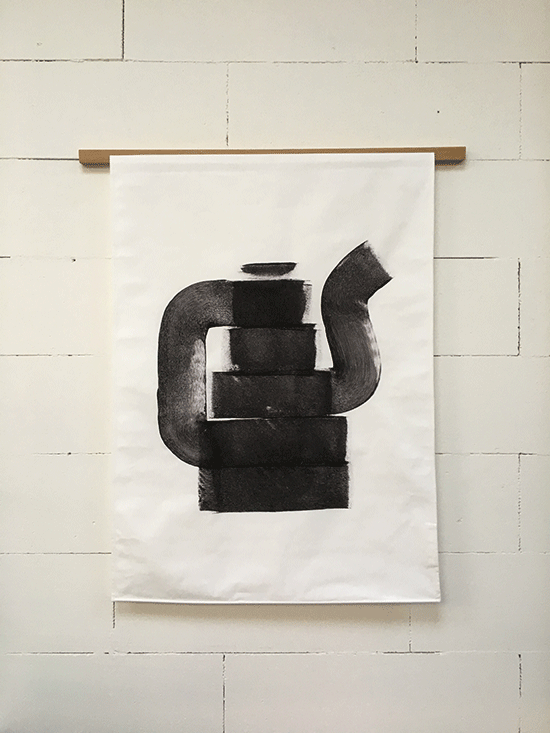 Wand-doek 'Just a coffee pot' van Hanna Kooistra, zwart motief op wit katoen.