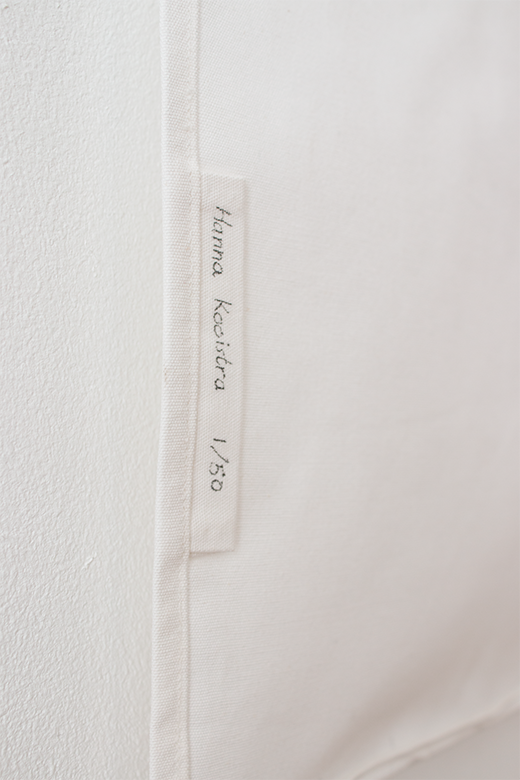 Detail met signatuur en volgnummer 1/50 op de wand-doek 'Just a coffee pot'.