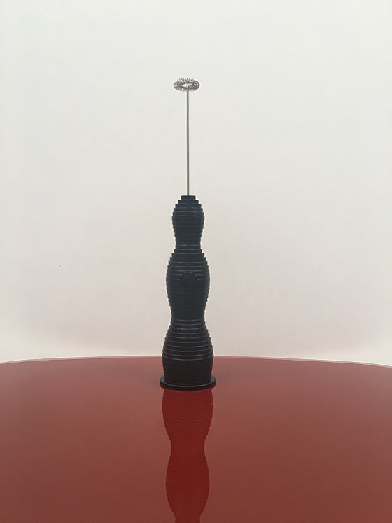 Alessi melk-opschuimer uit de serie pulcina, ontwerp Michele De Lucchi, zwart, staand met RVS garde