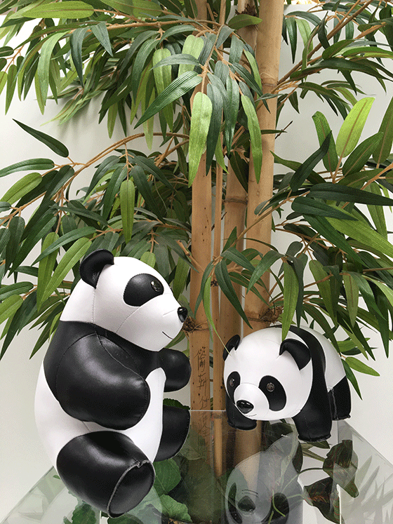 Zuny panda-set, twee mooie dieren in zwart-wit leer, zittend en liggend