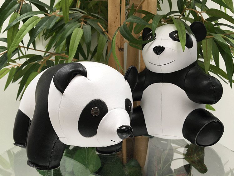 Zuny panda-set, zittende en liggende panda naast elkaar