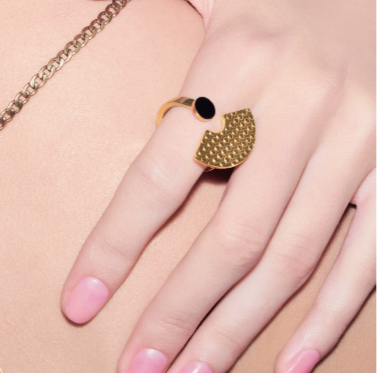 Alessi Edone-ring in goud en zwart, detail gedragen aan de vinger