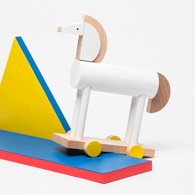 Flavio houten speelgoed paard van Alessi, wit met gele wielen, ontwerp Pavla Bohácová