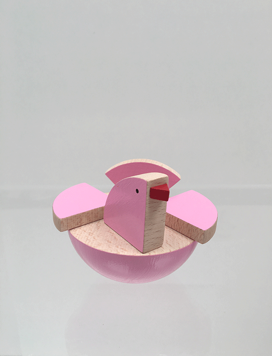 Lili schommelvogel in roze, ontwerp Pavla Bohácová, vooraanzicht met kop