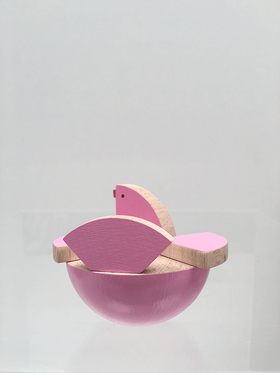 Lili schommelvogel in roze, zijaanzicht op bolle houten voet