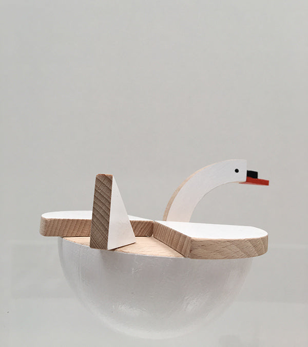 Witte zwaan speelgoed op bolle basis, KUTULU serie van Alessi, ontwerp Pavla Bohácová