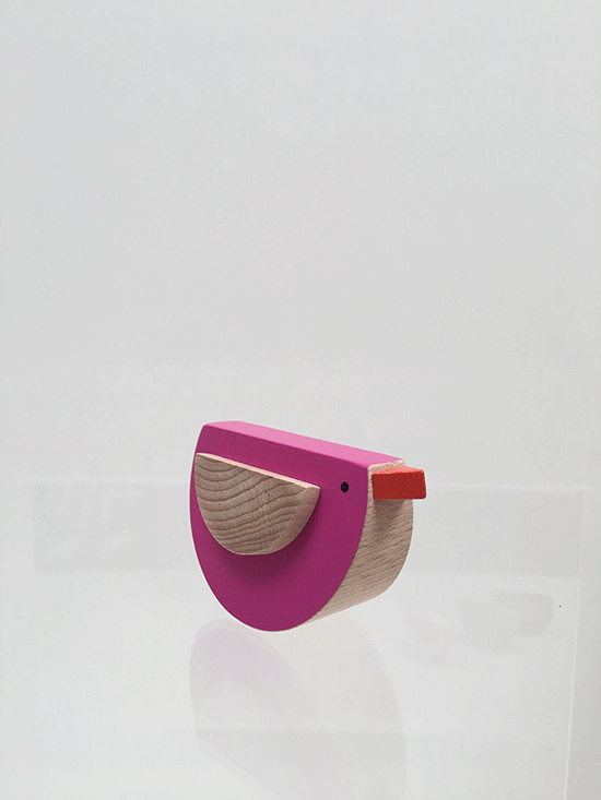 KUTULU wipvogeltje Pupi Lika, hout met fuchsia kop, driekwart aanzicht