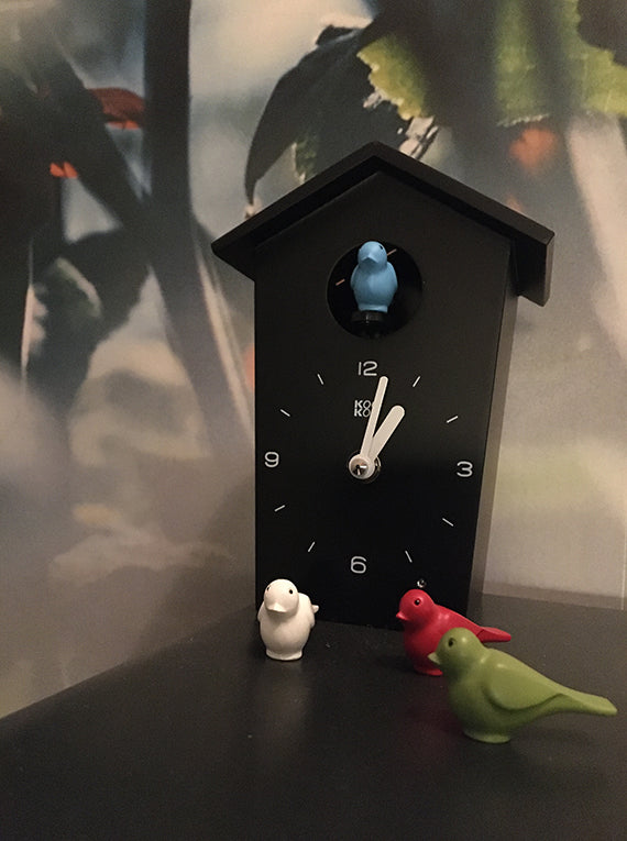Kookoo koekoeksklok Birdhouse Mini in zwart, vooraanzicht met drie losse vogels