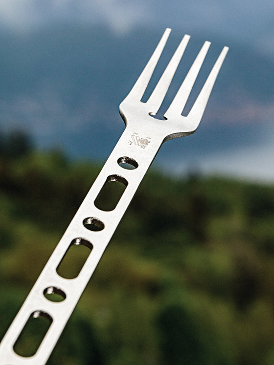 Detail van de vork uit de Alessi Occasional Object bestekset, met opengewerkt blad