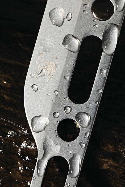 Detail van het mes van de Alessi Occasional Object bestekset, met druppels op het blad
