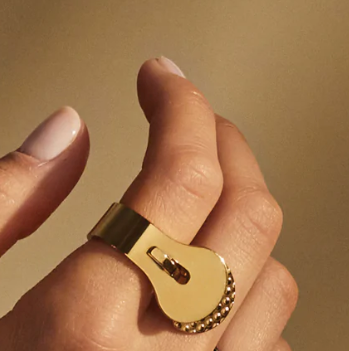 Trama-ring van Alessi, gedragen om de vinger, gouden band met gegranuleerd vlak