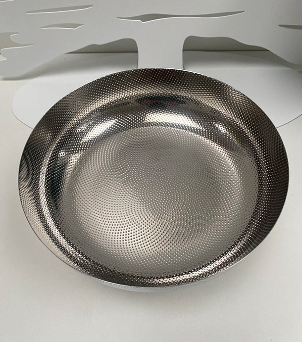 Alessi Extraordinary schaal met reliëf, schuin aanzicht