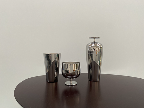 Shaker en maatbeker van de Mixing Set New Parisienne naast een cocktailglas