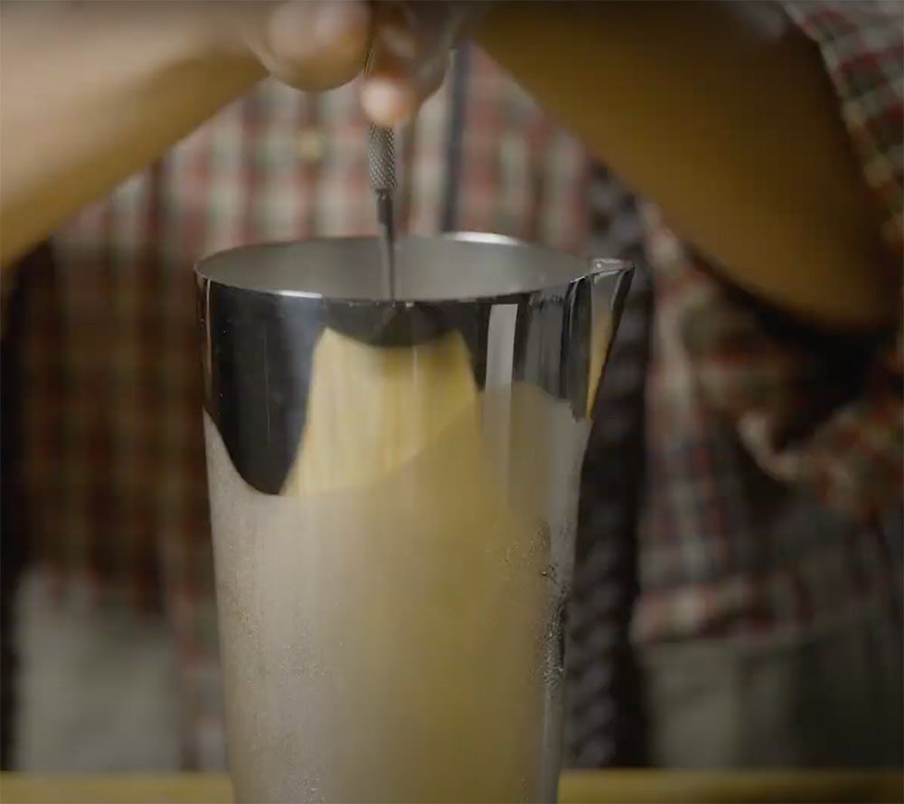 Mixbeker Tending Box in gebruik tijdens het roeren van een cocktail
