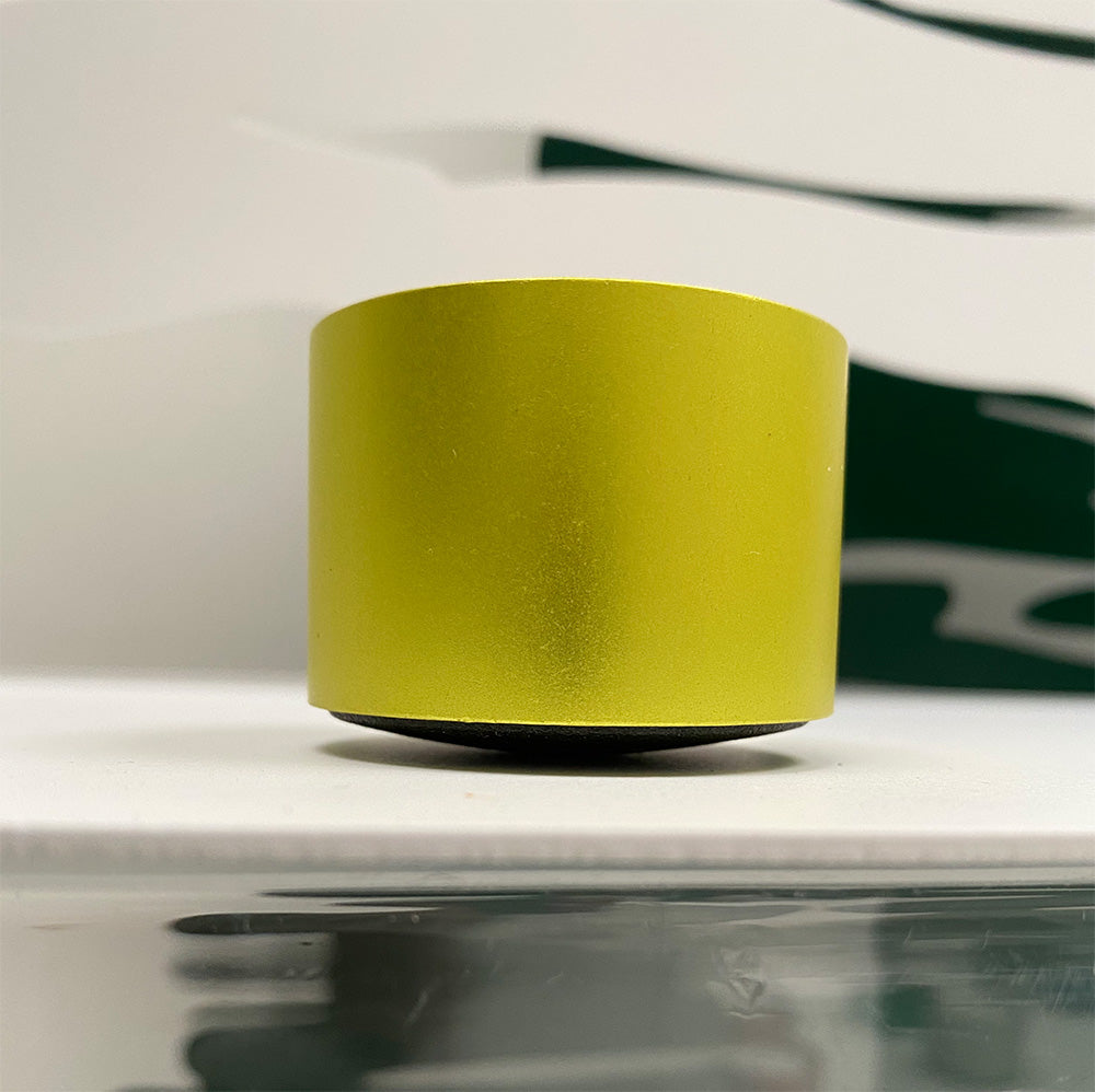 Dot Light Geel waxinelichthouder van Alessi, geel geanodiseerd aluminium met bolle bodem.