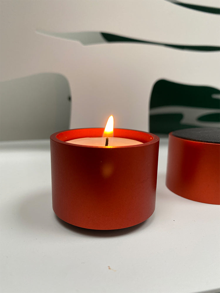 Detail van Dot Light Amber waxinelichthoudertje met bodem, tweede exemplaar ernaast.