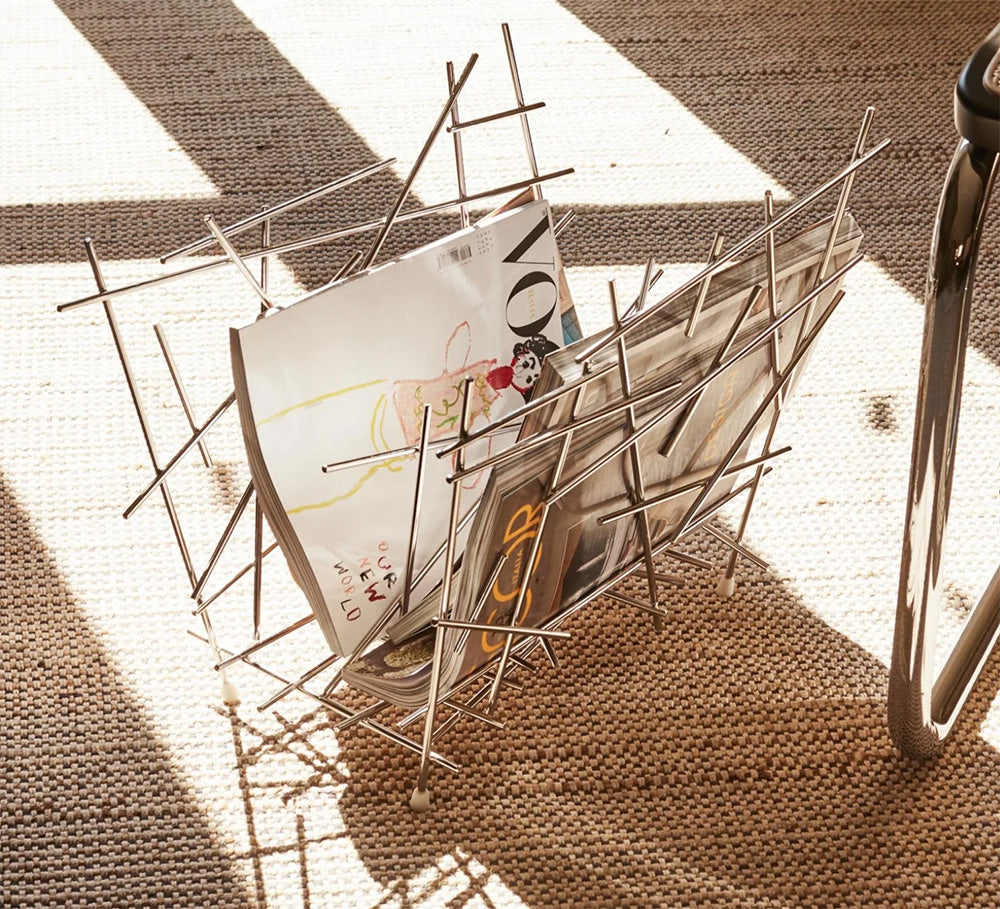 Alessi Blow Up lektuurbak van staal, ontwerp Fratelli Campana, met tijdschriften