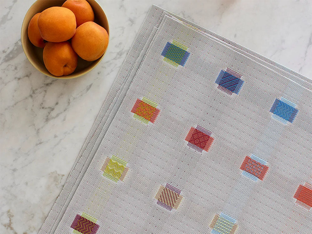 Placemat Sampler-Multi van Chilewich, close-up van de hoek met kleurrijk blokjesmotief.