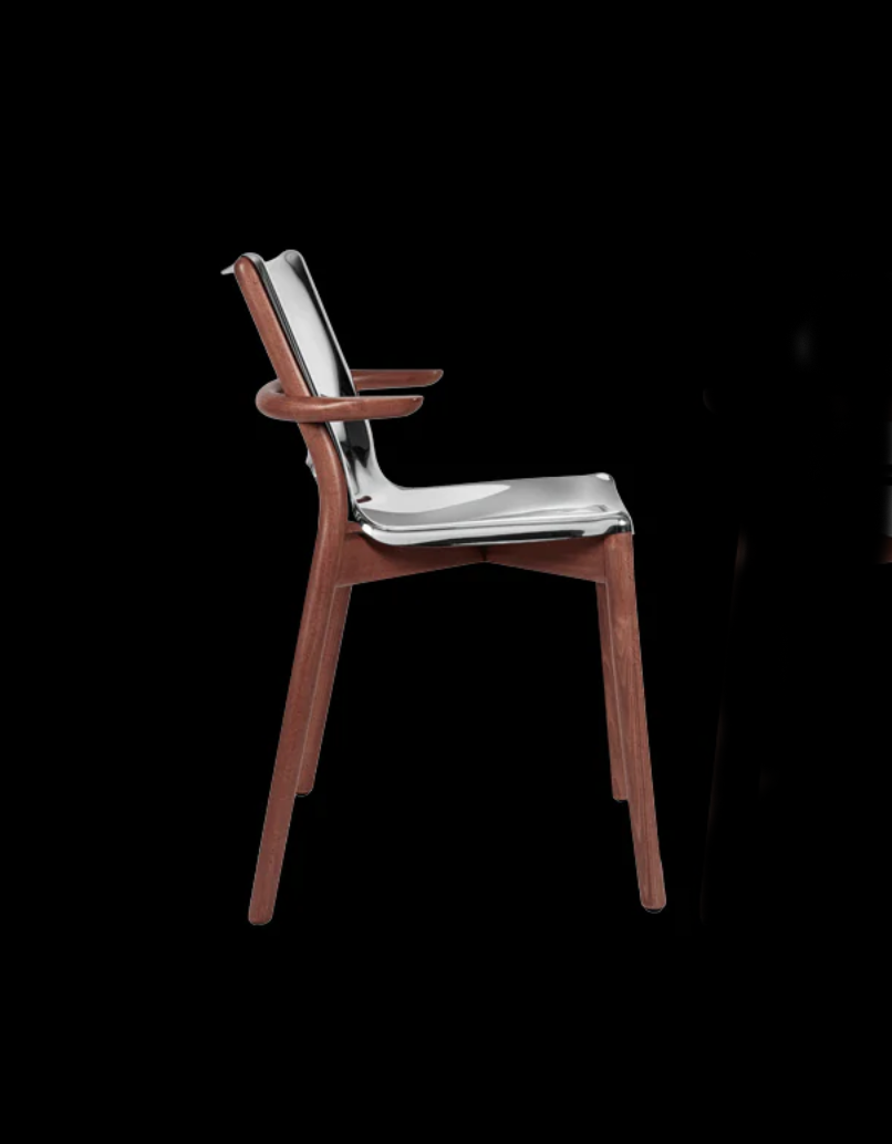 Poêle armchair, side view showing armrest