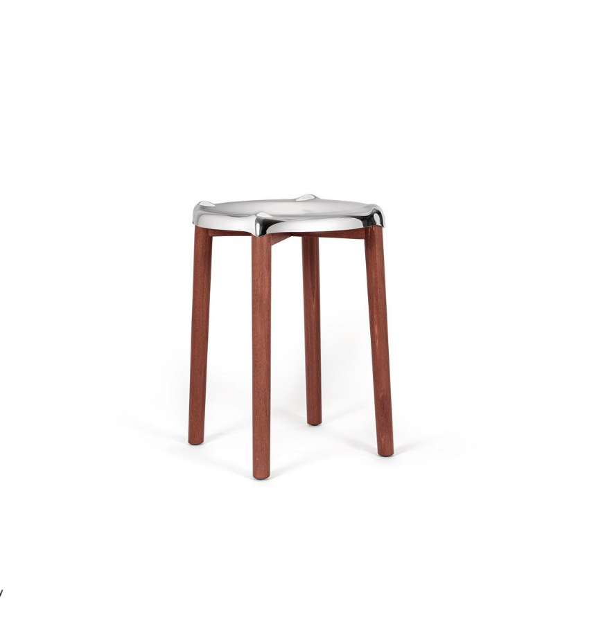 Alessi Poêle kruk van Philippe Starck, stalen zitting op houten poten, driekwart aanzicht