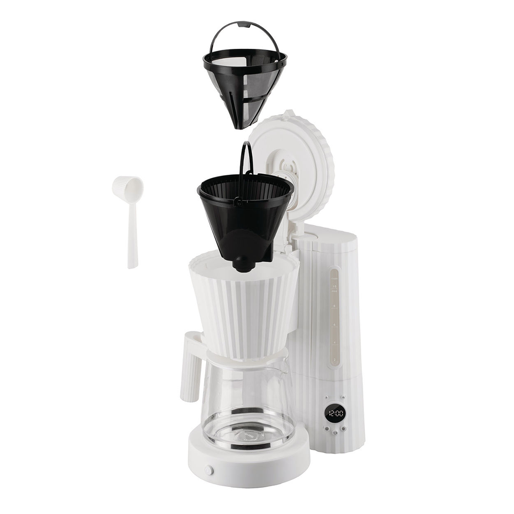 Detail van filter, maatschep en glazen kan van de koffiezetapparaat