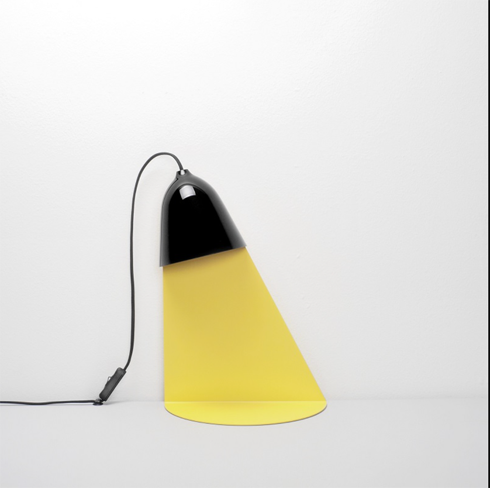 Ilsangisang Light Shelf tafellamp van Jong Su Kim, zwarte kap met geel plateau, rechtse uitvoering