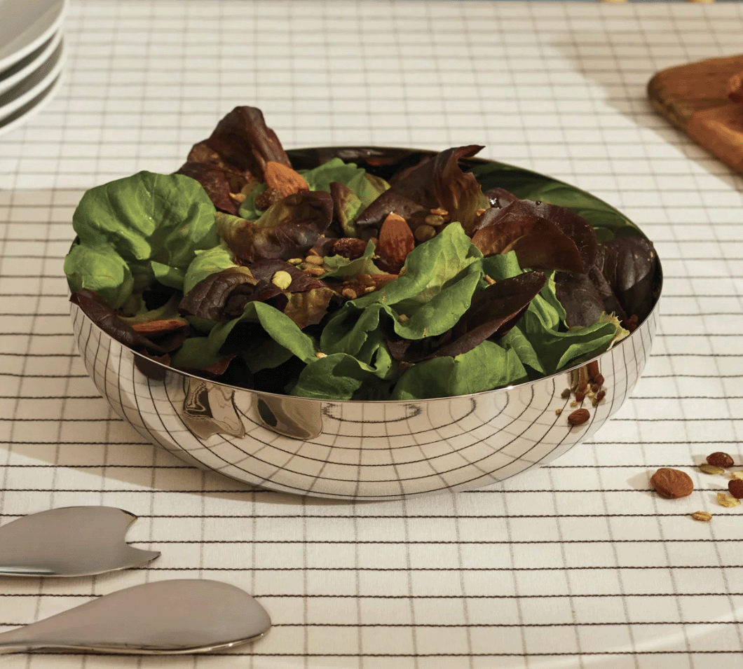 Alessi kom van Jasper Morrison, roestvrij staal, 24 cm, gevuld met salade