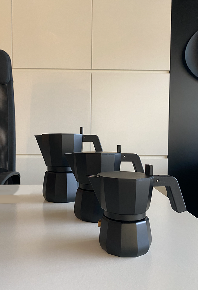 Alessi Moka espressomakers in zwart, drie nieuwe maten naast elkaar