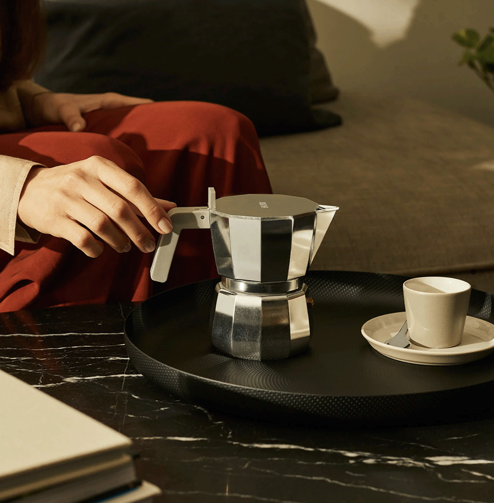 Alessi Moka 6kops espressomaker, aluminium, met espressokopje op dienblad