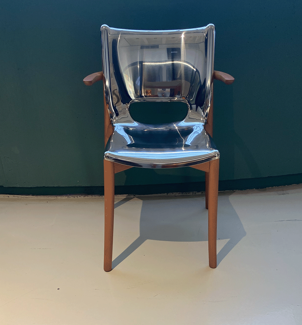 Poêle armchair, front view with armrests visible