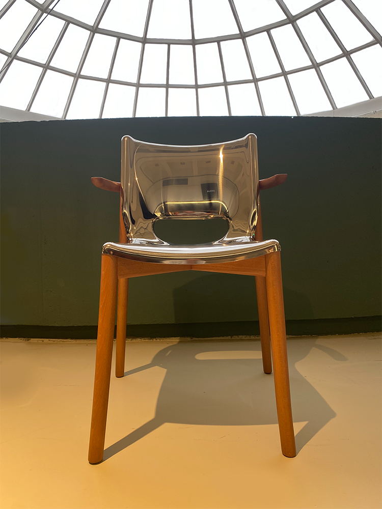 Poêle armchair, front view with glossy steel backrest