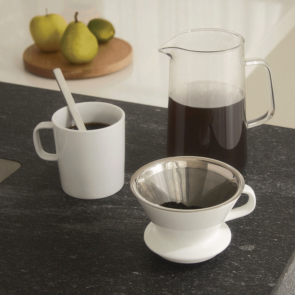 Filterhouder en karaf van de Alessi Filterkoffie Set met gezette koffie