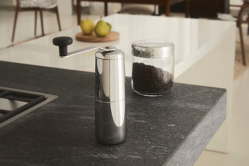 Detail van de rvs koffiemolen uit de Alessi Filterkoffie Set