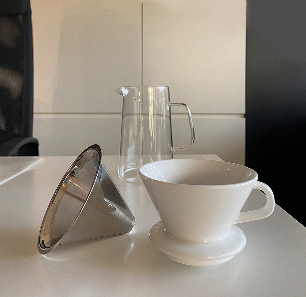 Alessi Café Filter met losse rvs filter naast filterhouder en karaf