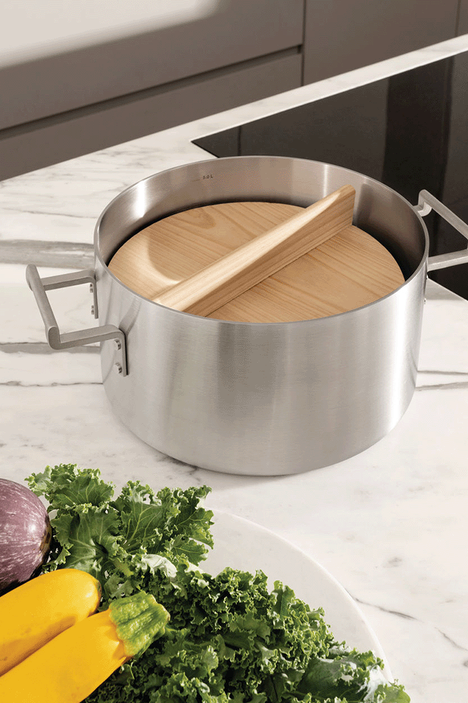 Alessi Convivio deksel van hout in RVS pan, close-up