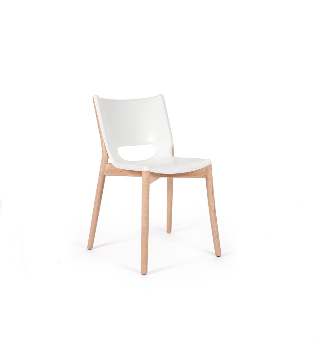 Alessi Poêle stoel in wit met houten onderstel, driekwartaanzicht, ontwerp Philippe Starck