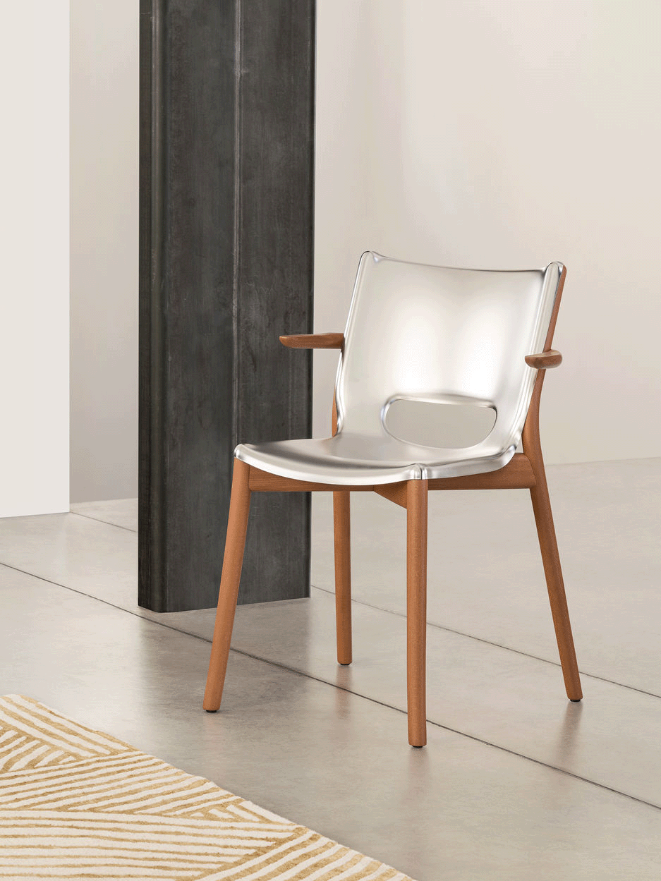 Alessi Poêle armstoel, ontwerp Philippe Starck, in gepolijst staal met donker houten onderstel