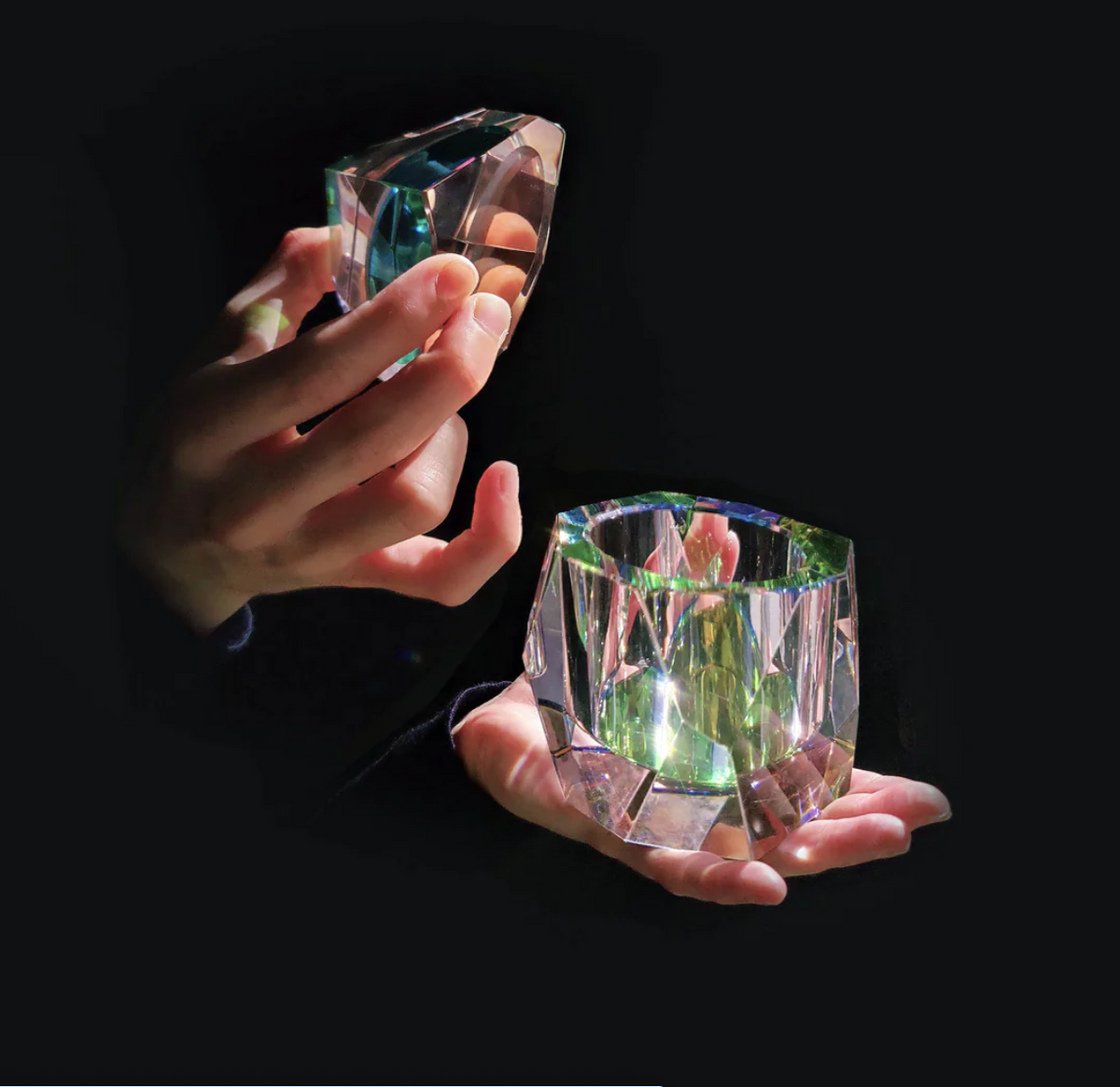 Regenbogen bewaardoosje van Fundamental, in de hand gehouden, open en gesloten